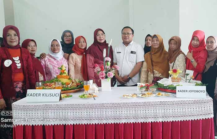 Keseruan Ibu-Ibu PKK Lirboyo Kediri Ikuti Lomba Fashion Show dan Hias Tumpeng 2 lomba tumpeng pkk lirboyo kediri