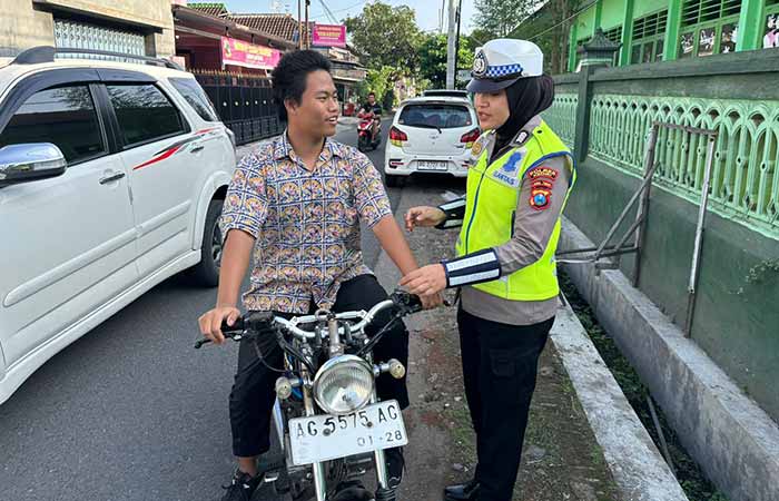 polwan kediri tegur pengguna knalpot brong