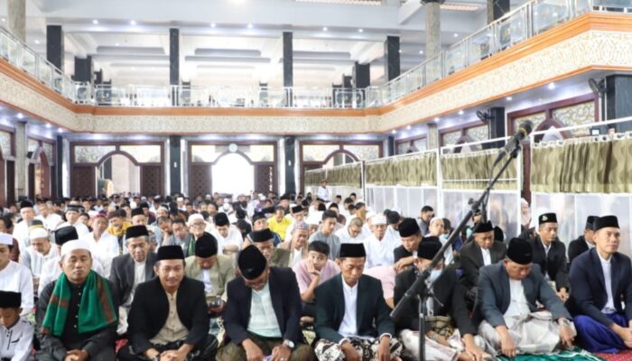 PJ Bupati Jombang Tekankan Pentingnya Ukhuwah Islamiyah dan Wathaniyah Dalam Momen Shalat Idul Fitri 1445 H