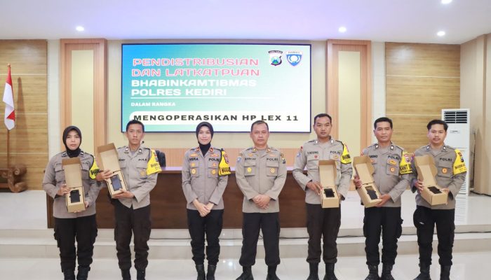 Wakapolres Kediri Kompol Verawaty Thaib, S.I.K. Pimpin Kegiatan Alat Komunikasi Penunjang Tugas Bhabinkamtibmas