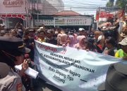 Ratusan Massa FRMJ Gelar Aksi Demo di Depan Kantor Kejaksaan Jombang