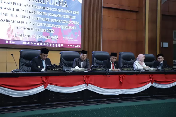 DPRD Jombang Mengumumkan Penetapan Pasangan Calon WarSa Sebagai Bupati dan Wakil Bupati 1 mm