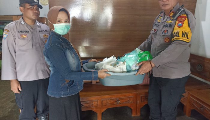 POLISI JOMBANG GERAK CEPAT ATAS LAPORAN HINGGA SELAMATKAN BAYI TEMUAN 2 POLISI JOMBANG