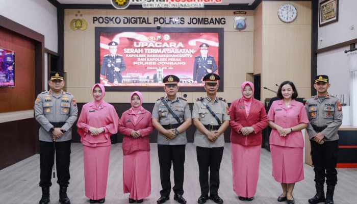Penyegaran Organisasi, Kapolres Jombang Pimpin Upacara Sertijab Dua Kapolsek Jajaran
