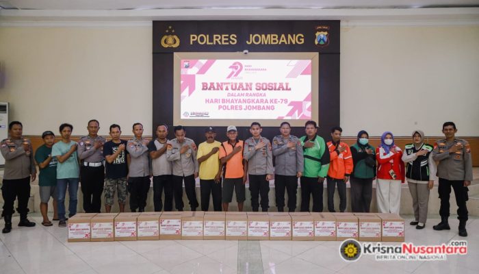 Polres Jombang Gelar Bakti Kesehatan dan Bagikan Bansos, Sambut HUT Bhayangkara ke 79