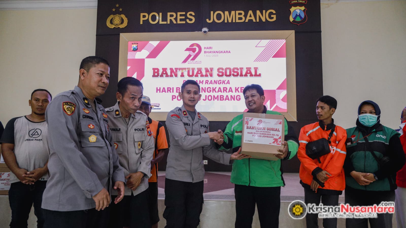 Polres Jombang Gelar Bakti Kesehatan dan Bagikan Bansos, Sambut HUT Bhayangkara ke 79 3 IMG 20250616 WA0103