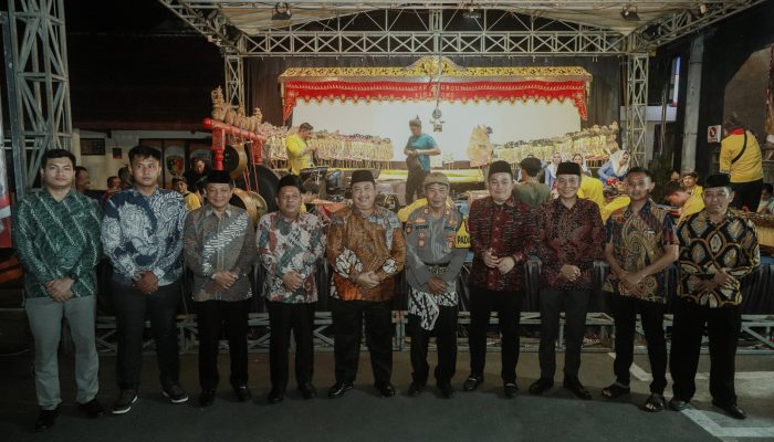 Pagelaran Wayang Kulit dan Campursari Meriahkan Hari Bhayangkara ke-79 di Jombang