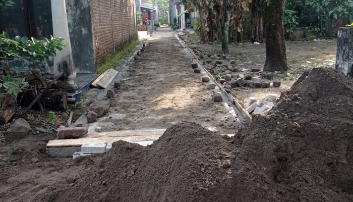 Diduga proyek siluman pembangunan paving jalan  desa Balongsari, Megaluh tanpa dipasang papan informasi