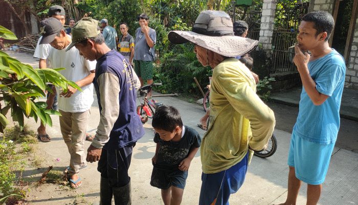 Warga RT 03 Dusun Ngrawan Desa Pesantren Kecamatan Tembelang – Jombang Bergotong Royong Membangun Lingkungan Sebagai Bentuk Kemandirian Warga