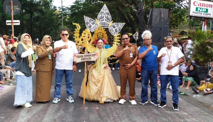SMK PGRI 3 Nganjuk Ikut Serta Meramaikan Karnaval Pawai Budaya Kab Nganjuk HUT ke 80 RI