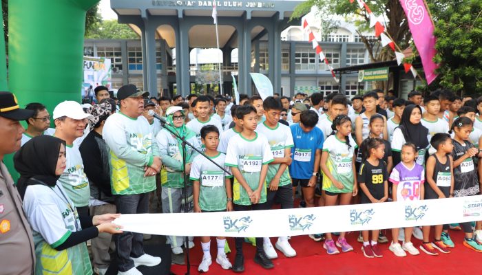 Wakil Bupati Jombang Salmanudin Memberangkatkan Langsung Fun Run 5K Hari Ulang Tahun Universitas Darul ‘Ulum Jombang yang ke-60