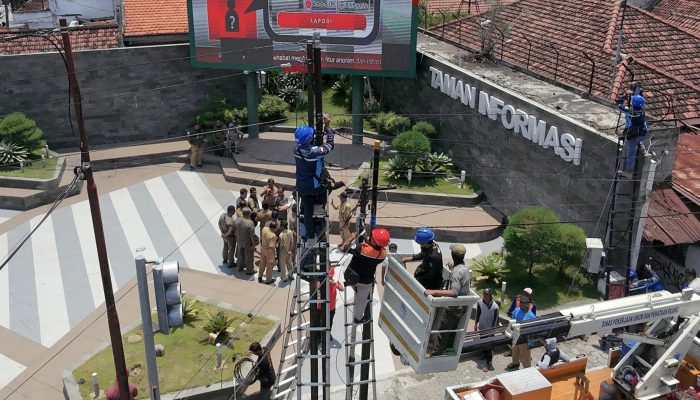 Pemerintah Kabupaten Jombang Tujukan Depan Taman Informasi Menjadi Sasaran Selanjutnya Perapian Kabel FO