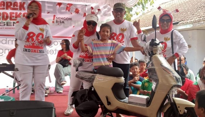 Ribuan Warga Desa Sengon Kecamtan Jombang Kabupaten Jombang Ikuti Jalan Sehat Peringati Hari Ulang Tahun (HUT) Kemerdekaan Republik Indonesia yang Ke 80 .