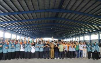 Bupati Jombang Borong Hasil Panen Tomat Dan Membagikan ke Warga