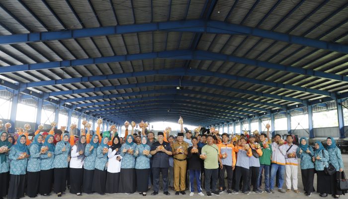 Bupati Jombang Borong Hasil Panen Tomat Dan Membagikan ke Warga