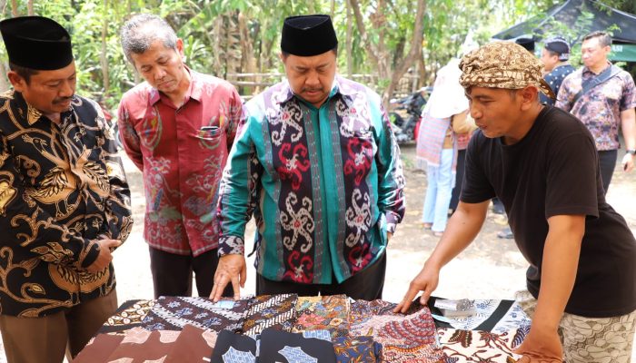 Bupati Warsubi Buka Langsung Kegiatam Wastra Alami di Pasar Barongan dan Menandai Telah Dimulainya Rangkaian Acara Jombang Fest 2025