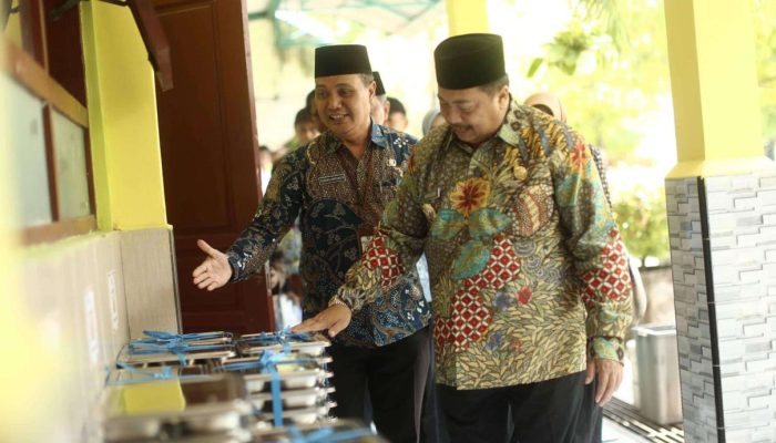 Bupati Jombang Tinjau Langsung Pelaksanaan MBG di SMPN 1 Sumobito