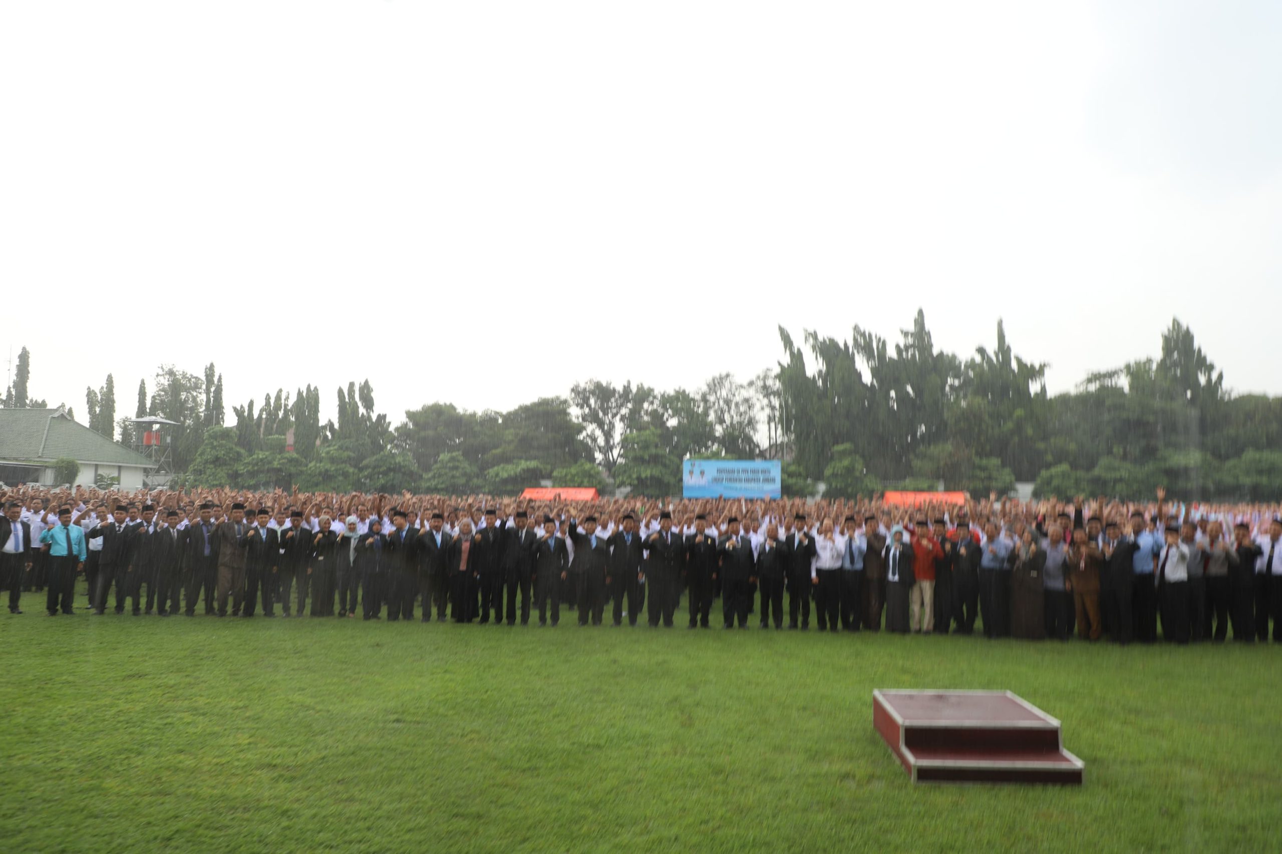 Pemkab Jombang Angkat 4.101 Non ASN Menjadi PPPK Paruh Waktu Di Bawah Guyuran Hujan 3 WhatsApp Image 2025 10 28 at 5.52.12 PM scaled