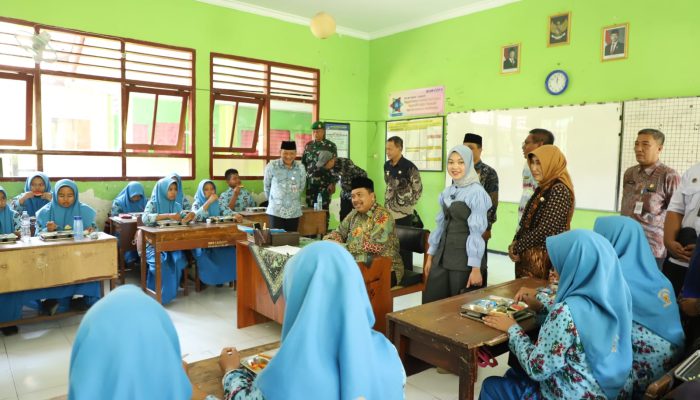 Bupati Warsubi Menjamin Program Makan Bergizi Gratis (MBG) Berjalan Baik dan Lancar di SMPN 1 Sumobito