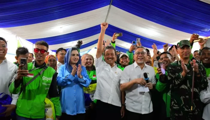 Menko Pangan Kunjungi Pekalongan, Salurkan 250 Paket Beras Gratis untuk Pengemudi Ojol