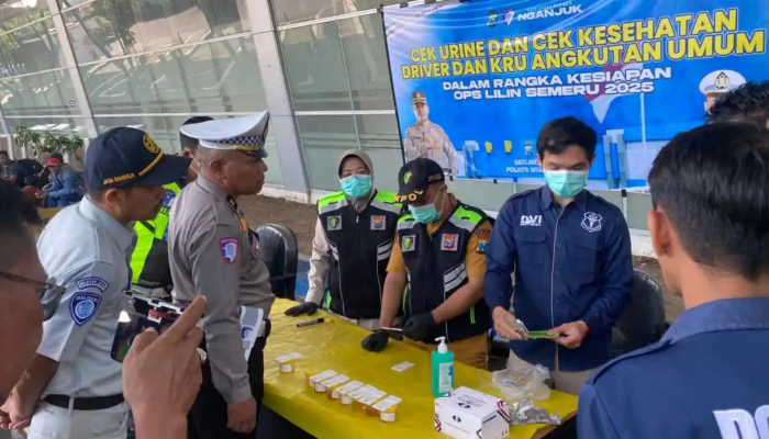 Pantau Kesehatan Pengemudi, Polres Nganjuk Gelar Tes Urine dan Fisik untuk Armada Bus Nataru