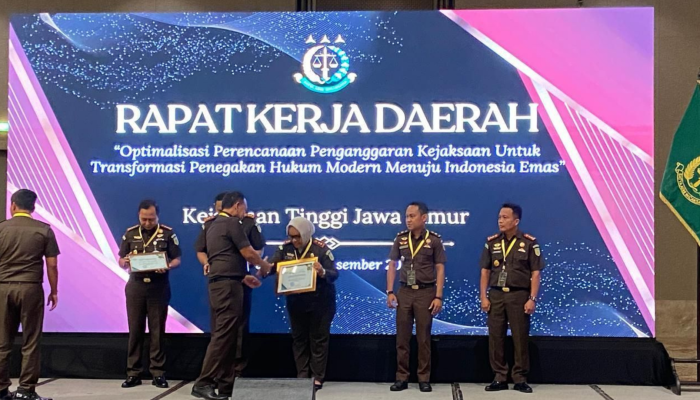 Kejari Nganjuk Raih Tiga Penghargaan Pada Rakerda Jatim 2025