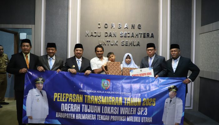 Satu Keluarga dari Jombang Resmi Diberangkatkan Ikuti Transmigrasi ke Maluku Utara