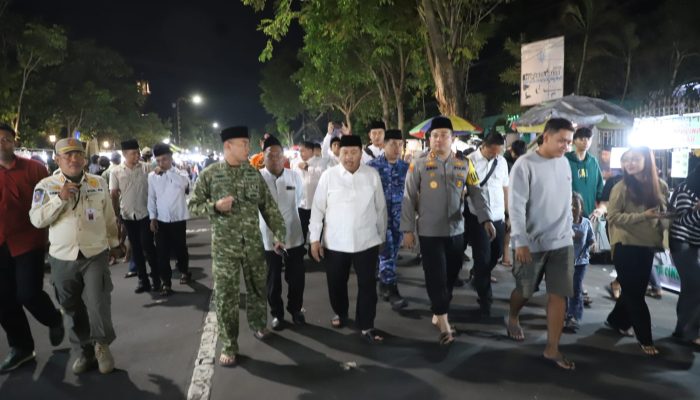 Sambut Tahun Baru 2026, Bupati Warsubi Tinjau Car Free Night Jombang dan Dukung UMKM Lokal
