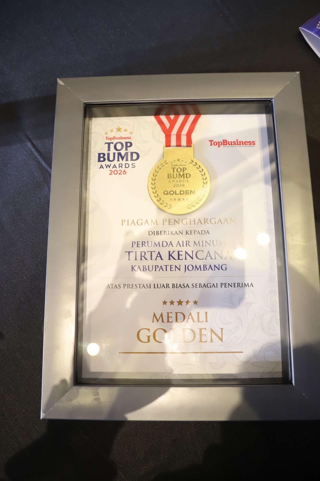 Perumdam Tirta Kencana Jombang berhasil meraih Golden Award dalam ajang TOP BUMD 2026, sebagai bukti konsistensi kinerja serta komitmen terhadap inovasi yang berkelanjutan 2 WhatsApp Image 2026 04 14 at 13.56.03