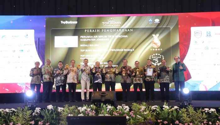 Perumdam Tirta Kencana Jombang berhasil meraih Golden Award dalam ajang TOP BUMD 2026, sebagai bukti konsistensi kinerja serta komitmen terhadap inovasi yang berkelanjutan