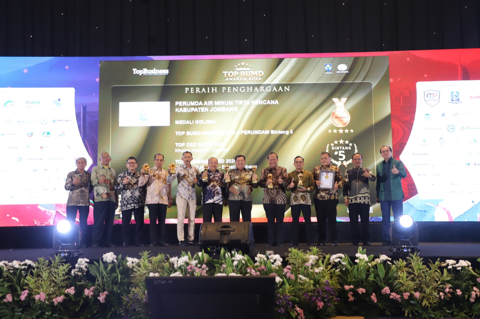 Perumdam Tirta Kencana Jombang berhasil meraih Golden Award dalam ajang TOP BUMD 2026, sebagai bukti konsistensi kinerja serta komitmen terhadap inovasi yang berkelanjutan 1 WhatsApp Image 2026 04 14 at 13.56.04 1