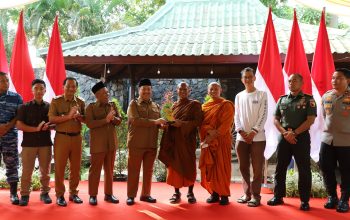 Bupati Jombang Warsubi Menyambut 57 Bhikkhu Walk For Peace 2026