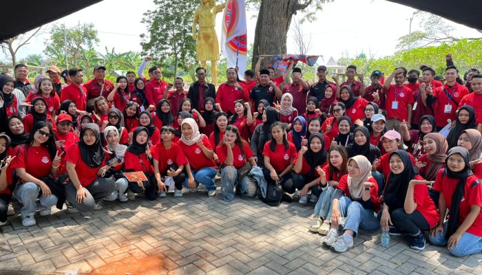 Meneladani Keberanian Marsinah, Buruh Gelar Doa Bersama di Pusara Marsinah