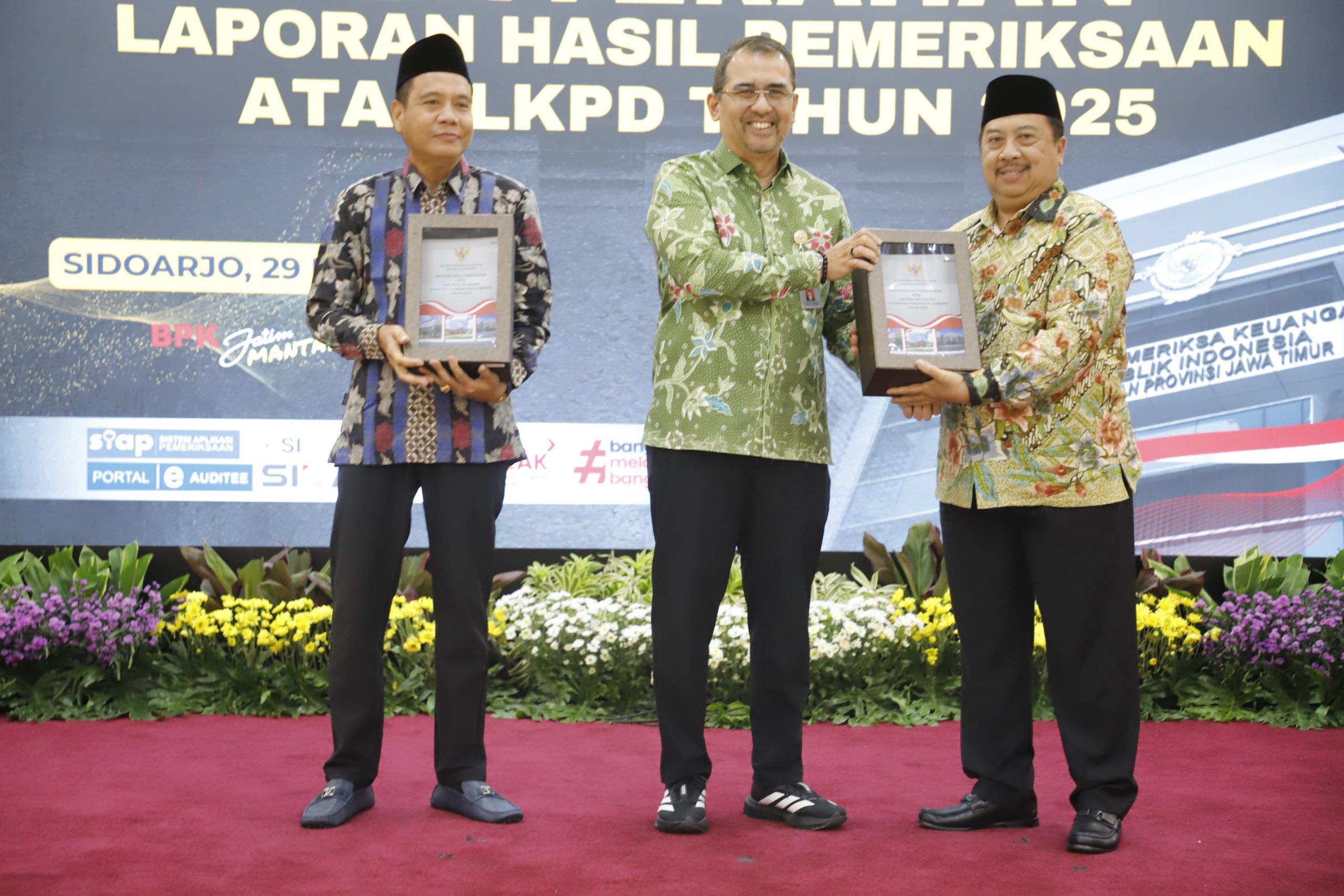 Pemkab Jombang Pertahankan Predikat WTP 13 Tahun Berturut-turut usai Menerima LHP LKPD 2025 1 beBysGZSMHzSFIzeT92IffBzim5nfarD8oxC83so scaled