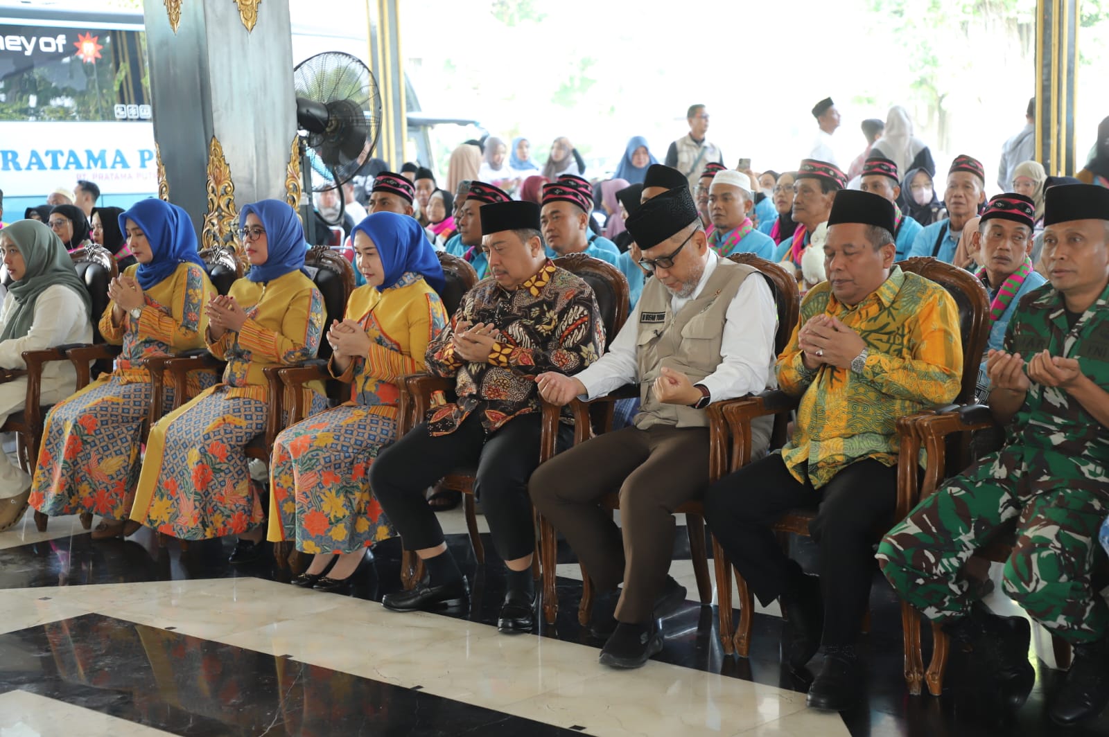 Kepulangan Jemaah Haji Jombang Disambut Oleh Menteri Haji Dan Umrah RI Dengan Menyalurkan Bantuan UEA 2