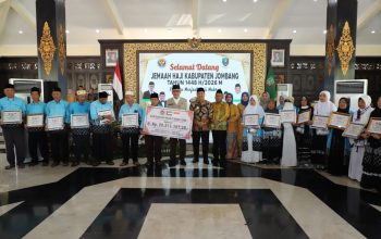 Kepulangan Jemaah Haji Jombang Disambut Oleh Menteri Haji Dan Umrah RI Dengan Menyalurkan Bantuan UEA 3 CKqNllicx80OkRMC1imrecv2suI89f5qqfQVhUQ7