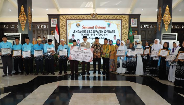 Kepulangan Jemaah Haji Jombang Disambut Oleh Menteri Haji Dan Umrah RI Dengan Menyalurkan Bantuan UEA