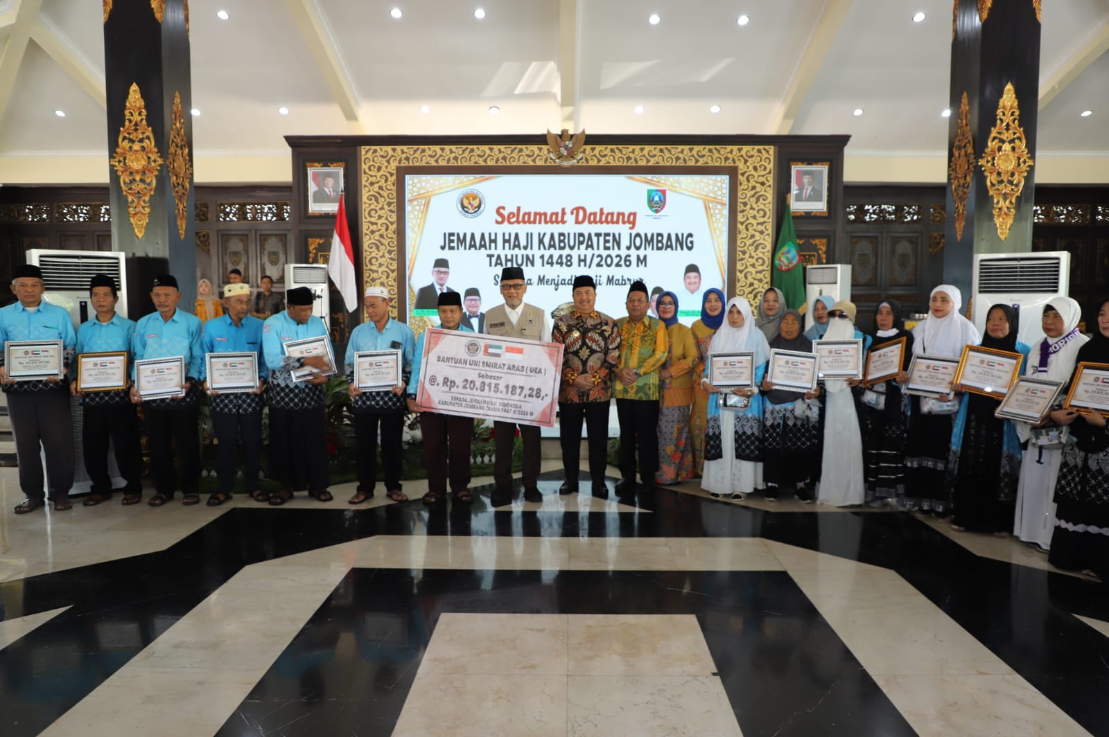 Kepulangan Jemaah Haji Jombang Disambut Oleh Menteri Haji Dan Umrah RI Dengan Menyalurkan Bantuan UEA 1