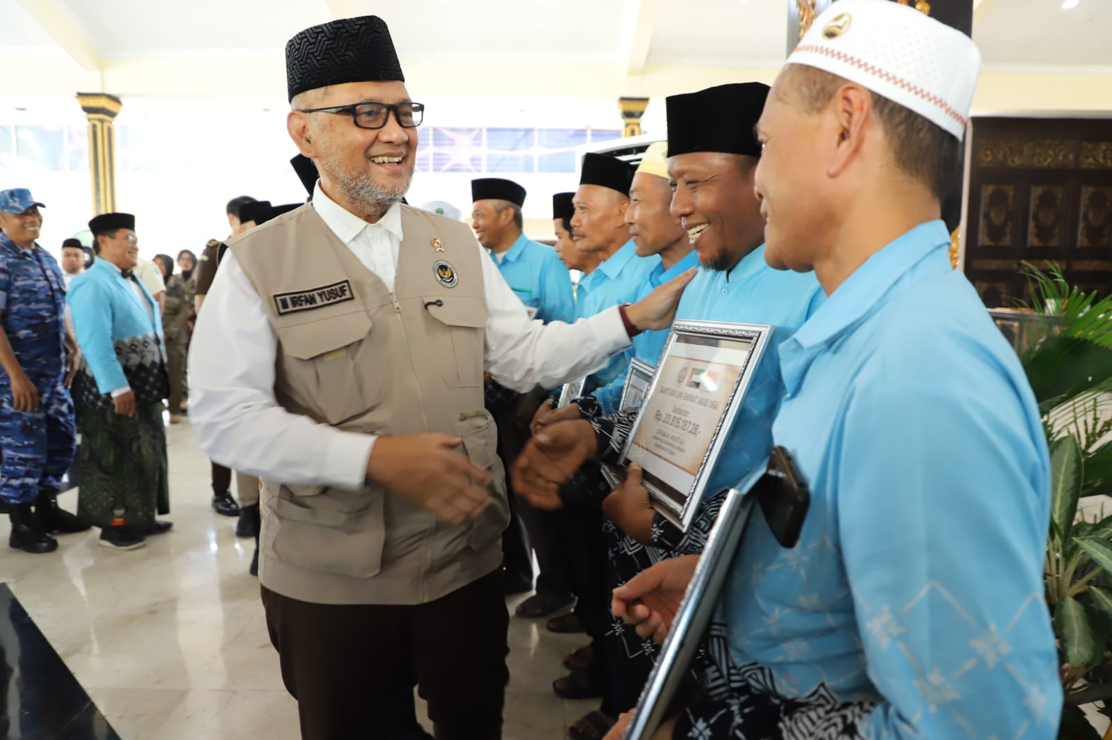 Kepulangan Jemaah Haji Jombang Disambut Oleh Menteri Haji Dan Umrah RI Dengan Menyalurkan Bantuan UEA 3