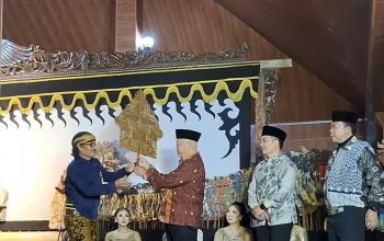 Suarakan Kesejahteraan Guru Swasta, Bupati Turut Hadir Di Tengah Syukuran Desa Donowarih.