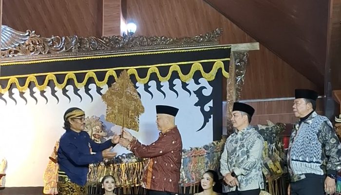 Suarakan Kesejahteraan Guru Swasta, Bupati Turut Hadir Di Tengah Syukuran Desa Donowarih.