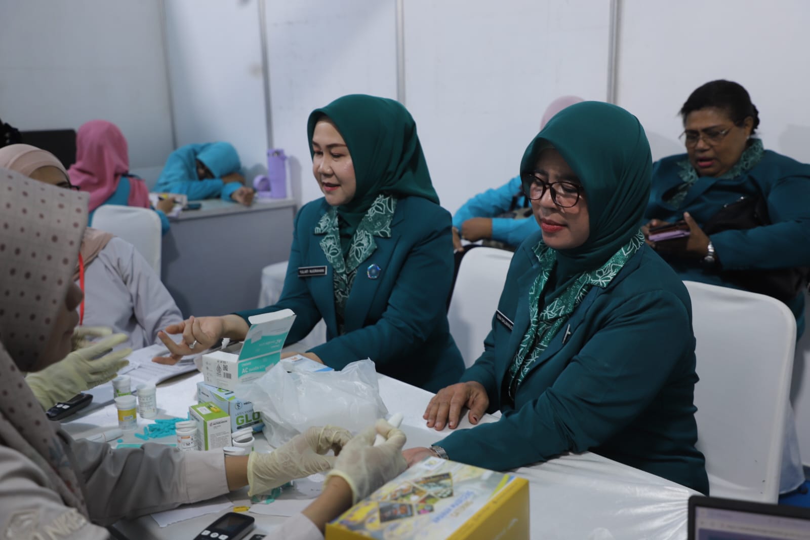 Ketua PKK Jombang mengikuti pemeriksaan kesehatan gratis di acara HKG PKK Ke 54