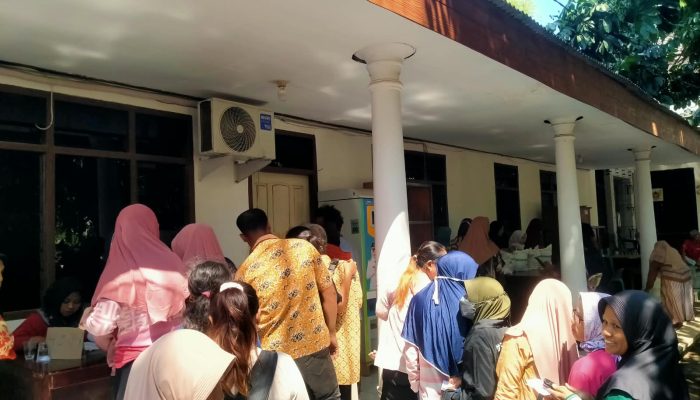 817 KPM Terima Bansos Bapang, Penyaluran di Desa Lirboyo Berjalan Aman dan Lancar
