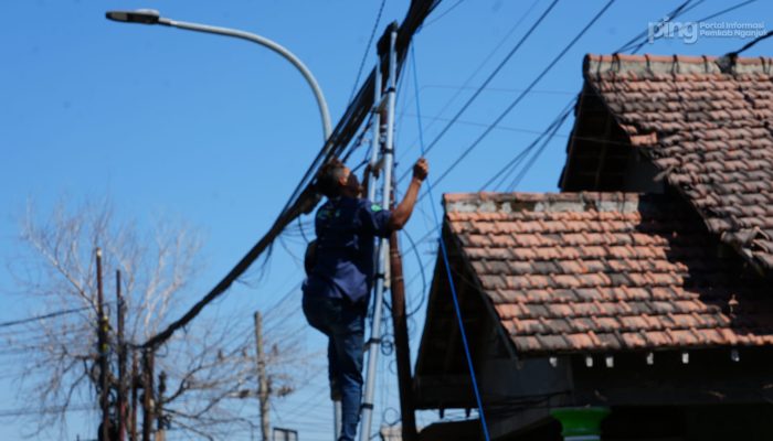 Pemkab Nganjuk Lanjutkan Penataan Kabel Fiber Optik, Sasar Jalan Ngangkatan Rejoso-Gondang