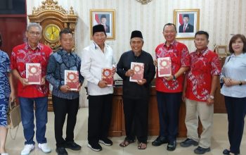 Alquran Bermotif Tionghoa Diserahkan PSMTI kepada LAMR, Jadi Simbol Persaudaraan Masyarakat Riau