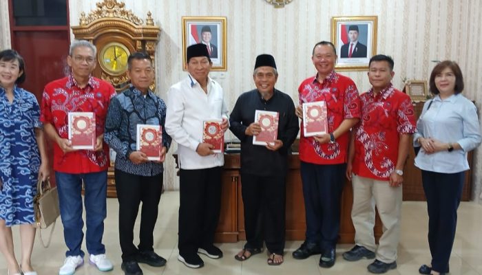 Alquran Bermotif Tionghoa Diserahkan PSMTI kepada LAMR, Jadi Simbol Persaudaraan Masyarakat Riau