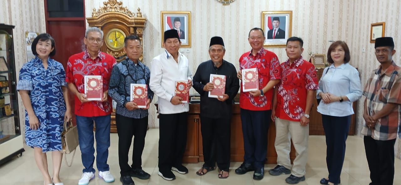 Alquran Bermotif Tionghoa Diserahkan PSMTI kepada LAMR, Jadi Simbol Persaudaraan Masyarakat Riau 1 al quran motif