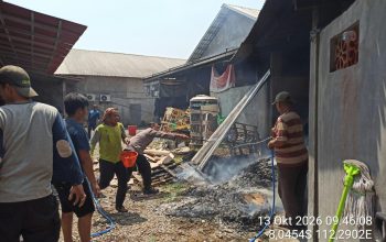 Diduga Akibat Pembakaran Sampah, Toko Bangunan di Sukosewu Blitar Ludes Terbakar