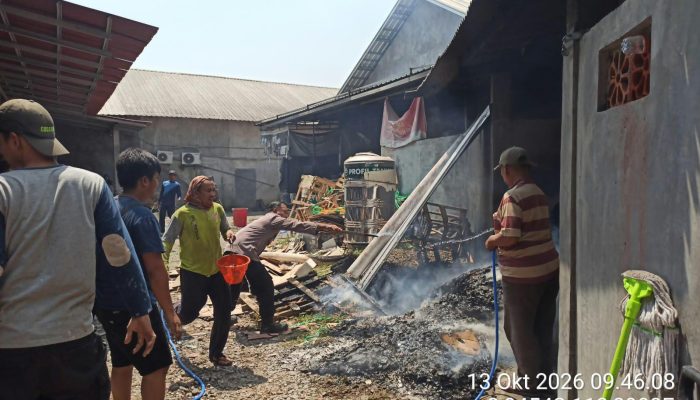 Diduga Akibat Pembakaran Sampah, Toko Bangunan di Sukosewu Blitar Ludes Terbakar