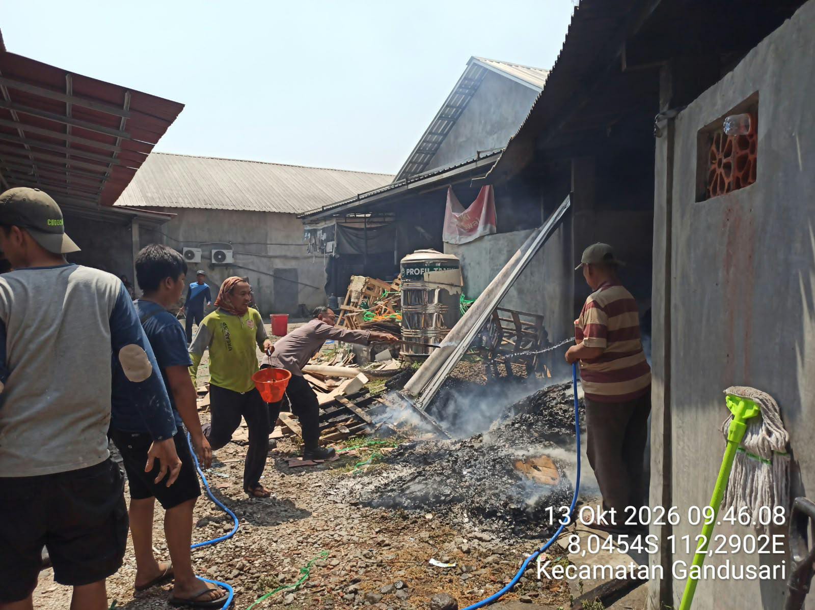 Diduga Akibat Pembakaran Sampah, Toko Bangunan di Sukosewu Blitar Ludes Terbakar 1 WhatsApp Image 2026 10 13 at 18.01.18